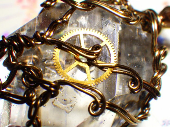 ハーキマー水晶の歯車ペンダント 3枚目の画像