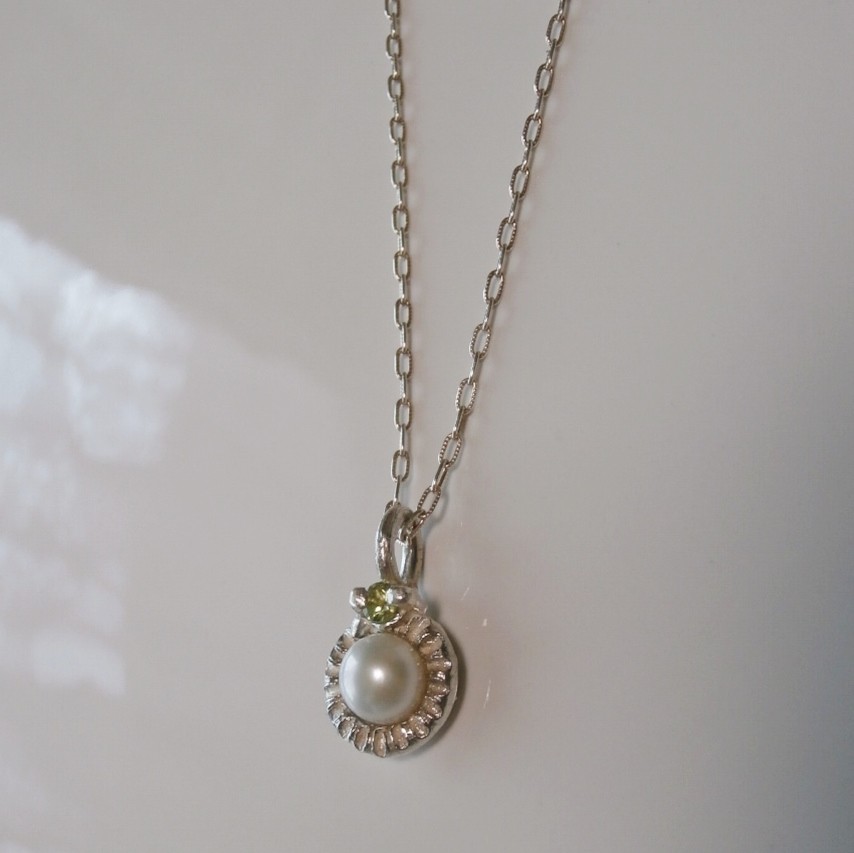 パールとペリドットのネックレス