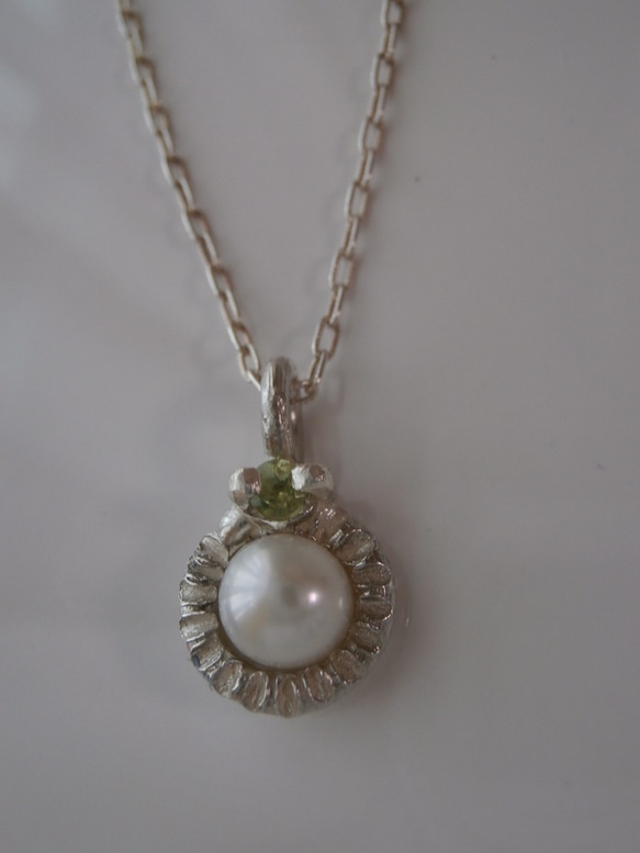 珍珠和橄欖石項鍊 第3張的照片