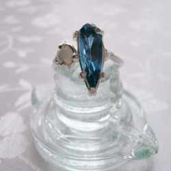 （免費送貨高達12/31）藍色托帕石和白色的蝴蝶殼環 第1張的照片