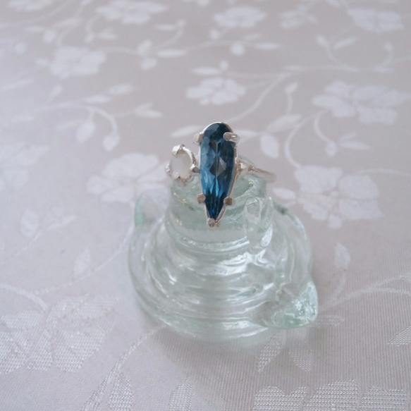 （免費送貨高達12/31）藍色托帕石和白色的蝴蝶殼環 第2張的照片