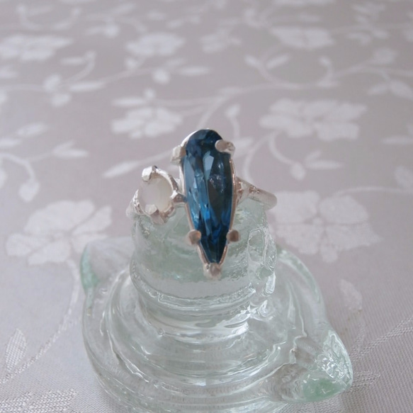 （免費送貨高達12/31）藍色托帕石和白色的蝴蝶殼環 第3張的照片