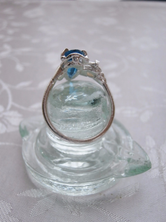 （免費送貨高達12/31）藍色托帕石和白色的蝴蝶殼環 第4張的照片