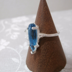 （免費送貨高達12/31）藍色托帕石和白色的蝴蝶殼環 第9張的照片