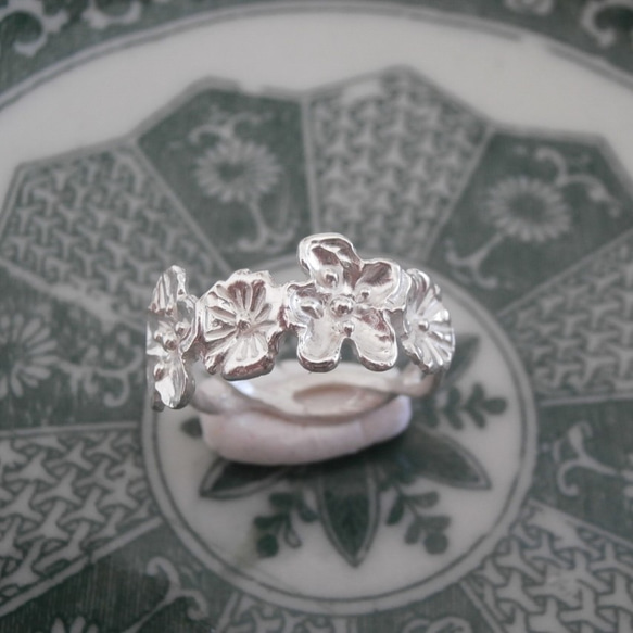 銀製の小さな花の指輪 指輪・リング RORO 通販 8040239｜Creema