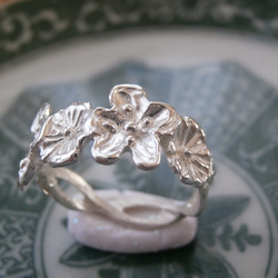 銀製の小さな花の指輪 7枚目の画像
