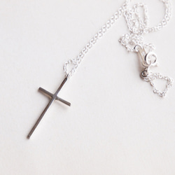 シンプルな十字架のネックレス 2枚目の画像