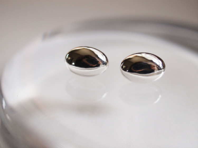 オーバルチャームのピアス