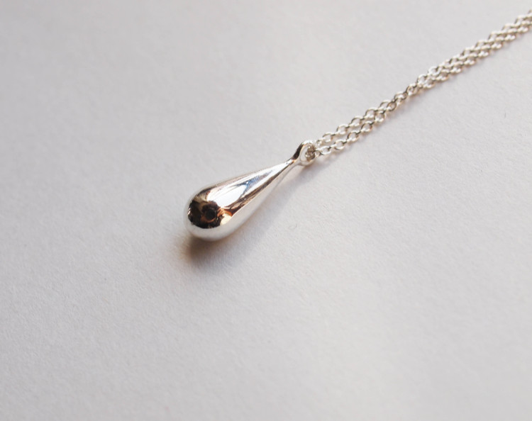 しずくのネックレス