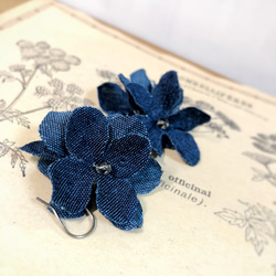 denim flower ピアス ／ デニムお花のピアス インディゴブルー 2枚目の画像