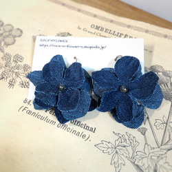 denim flower ピアス ／ デニムお花のピアス インディゴブルー 3枚目の画像