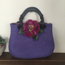 【受注制作】羊毛フェルトバック 薄紫 牡丹の花コサージュ 1枚目の画像