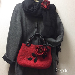 【受注制作】羊毛フェルトバック 赤＋黒 赤い花 コサージュ付き 7枚目の画像