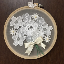 刺繍枠の小花ブーケ壁飾り 1枚目の画像