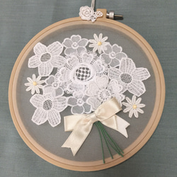 刺繍枠の小花ブーケ壁飾り 5枚目の画像