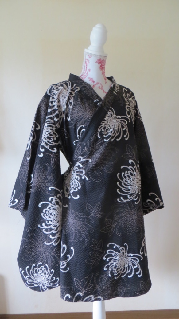 和ドレス（浴衣としても）　黒と菊　 1枚目の画像