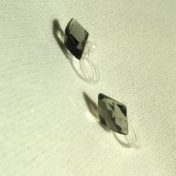 ブラックダイヤモンドのシンプルノンホールピアス 4枚目の画像