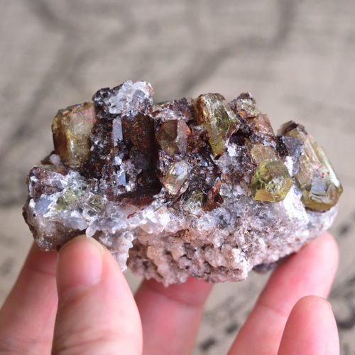 フルオロアパタイト・クラスター 母岩付き メキシコ産 96.5g/鉱物