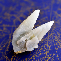カルセドニー・オン・カルサイト　インド・マハーラーシュトラ州産　24.6g/鉱物・結晶原石 1枚目の画像