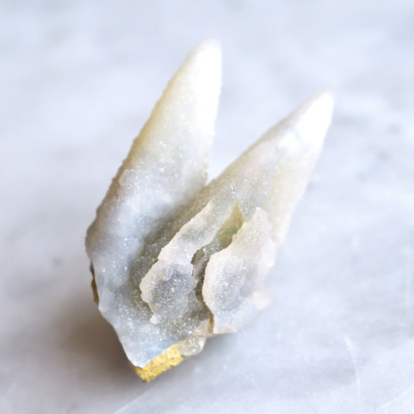 カルセドニー・オン・カルサイト　インド・マハーラーシュトラ州産　24.6g/鉱物・結晶原石 2枚目の画像