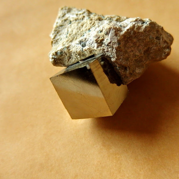 キュービック・パイライト母岩付　スペイン産　56ｇ / 鉱物・原石 5枚目の画像