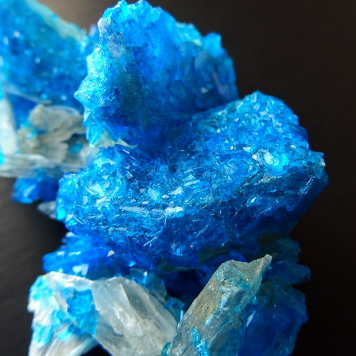 青色結晶の鉱石 カルカンサイト・オン・セレナイト 人工結晶 ポーランド産 51g