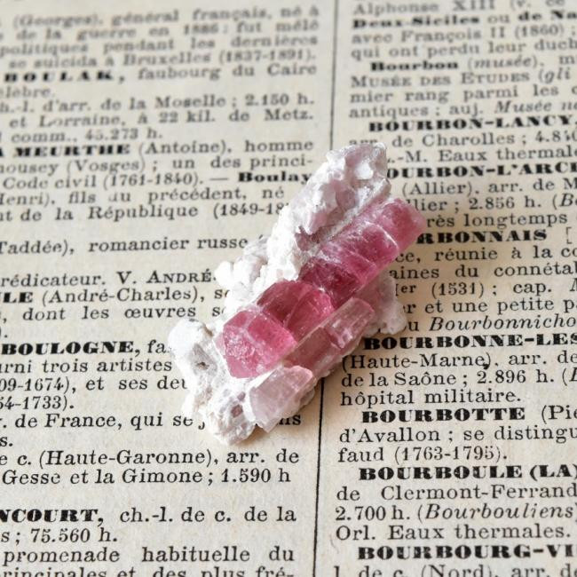 ピンクトルマリン 母岩付き アフガニスタン・ヌーリスターン州産 4.8g