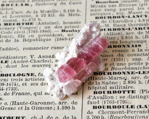 ピンクトルマリン 母岩付き アフガニスタン・ヌーリスターン州産 4.8g