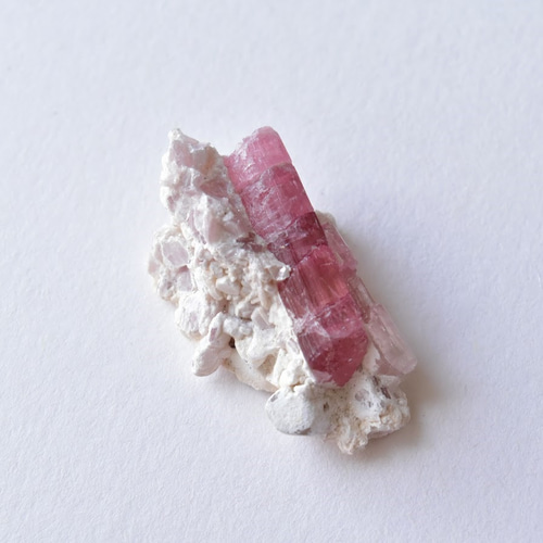 ピンクトルマリン 母岩付き アフガニスタン・ヌーリスターン州産 4.8g