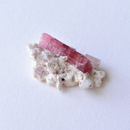 ピンクトルマリン 母岩付き アフガニスタン・ヌーリスターン州産 4.8g