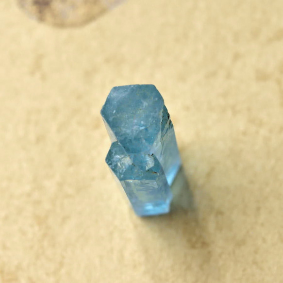アクアマリン　Neo Blue　虹入り　ベトナム・タンホア産　1.6g/ 鉱物・結晶原石 2枚目の画像