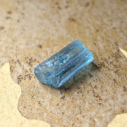 アクアマリン　Neo Blue　虹入り　ベトナム・タンホア産　1.6g/ 鉱物・結晶原石 7枚目の画像