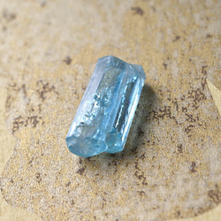 アクアマリン　Neo Blue　虹入り　ベトナム・タンホア産　1.6g/ 鉱物・結晶原石 8枚目の画像