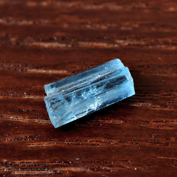 アクアマリン　Neo Blue　虹入り　ベトナム・タンホア産　1.6g/ 鉱物・結晶原石 10枚目の画像