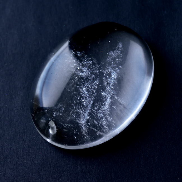 クリスタル（水晶）クリアクォーツ　水鏡　通し穴 101cts./ルース・カボション 1枚目の画像