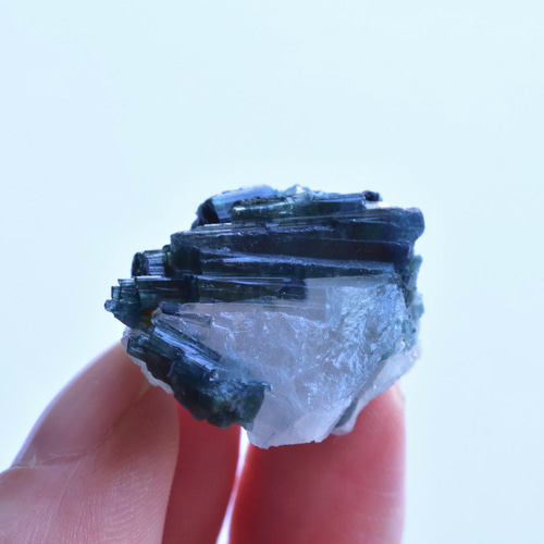 インディゴライト（ブルーグリーントルマリン）・イン・クォーツ 母岩