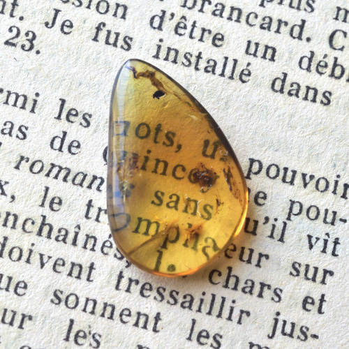 ブルーアンバー 冬の琥珀 ドミニカ産 4cts./ルース・カボション