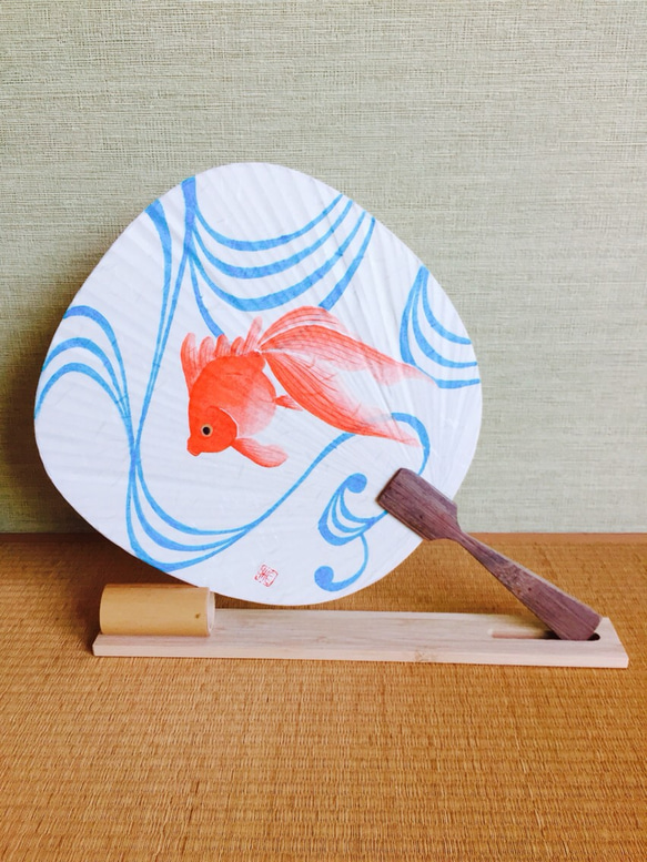 手描き団扇 流水金魚 1枚目の画像