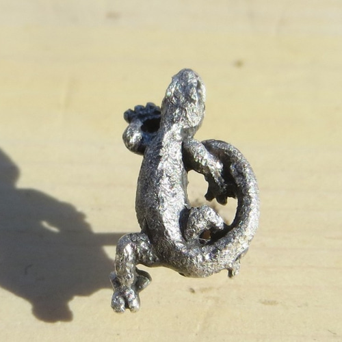 小さなヤモリのピアス 片耳>> シルバー 銀 トカゲ ヤモリ ピアス 小さなヤモリのピアス 片耳>> シルバー 銀 トカゲ ヤモリ ピアス
