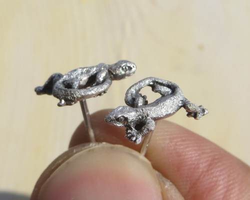 117 シルバーカラーのトカゲさんアシメ ハンドメイド ピアスor