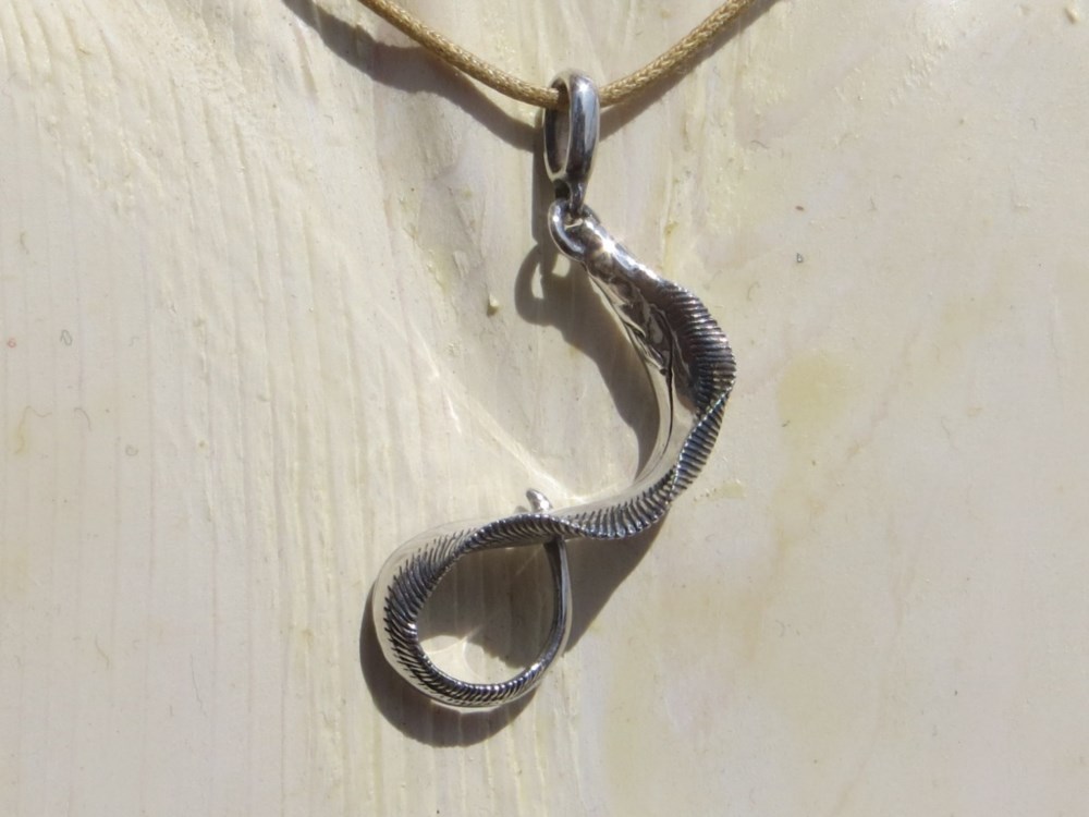 <<お魚シルバー　太刀魚>>　タチウオ　釣り　さかな　ペンダント　たちうお