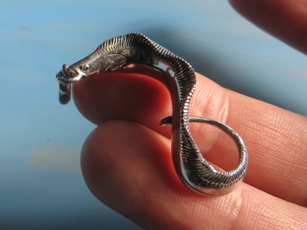 <<お魚シルバー　太刀魚>>　タチウオ　釣り　さかな　ペンダント　たちうお