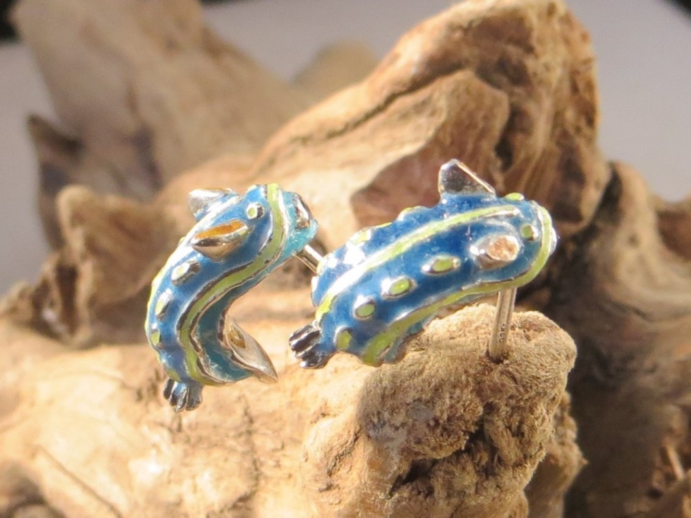 <<アオウミウシのピアス　ペア>>　シルバー　ガラス　ダイビング　イヤリング　うみうし　銀