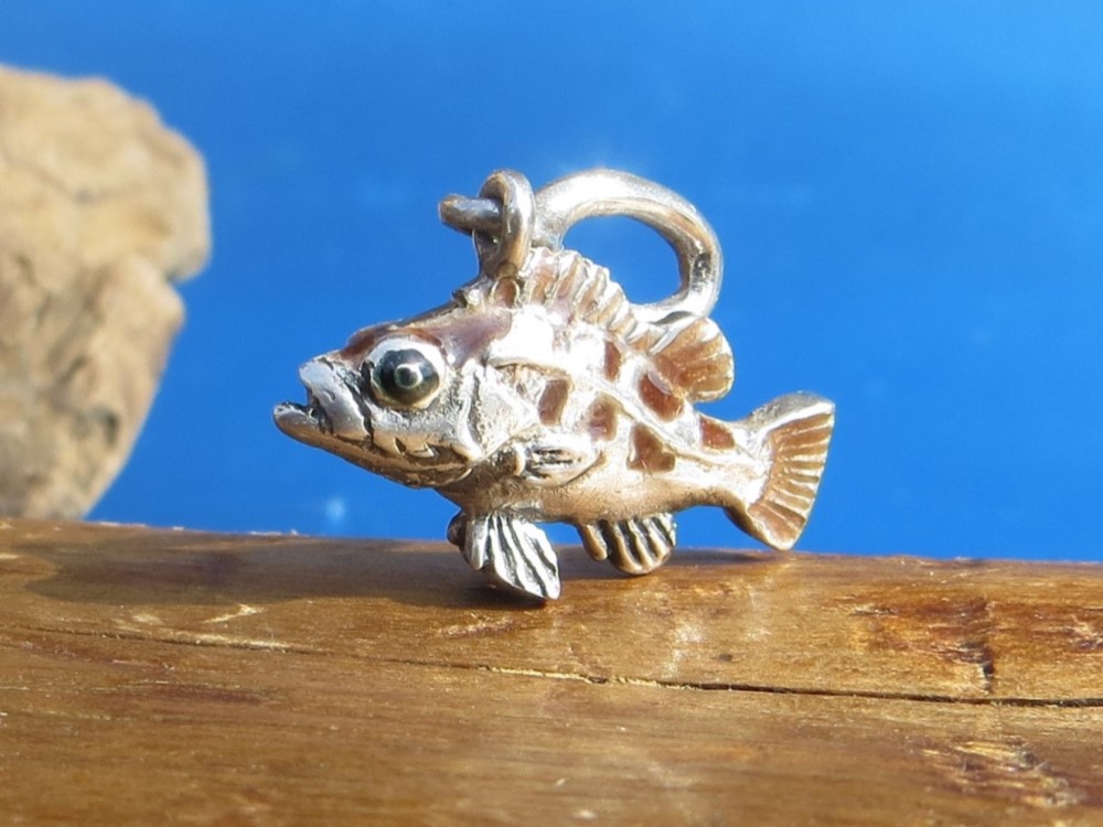 <<お魚シルバー　めばるペンダント>>　七宝焼　海　ガラス　釣り　チャーム　銀