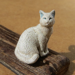 <<座り猫　白仕上げ>>　シルバー　七宝焼　ガラス　根付け　ネコ　ねこ　ペンダント　チャーム 1枚目の画像