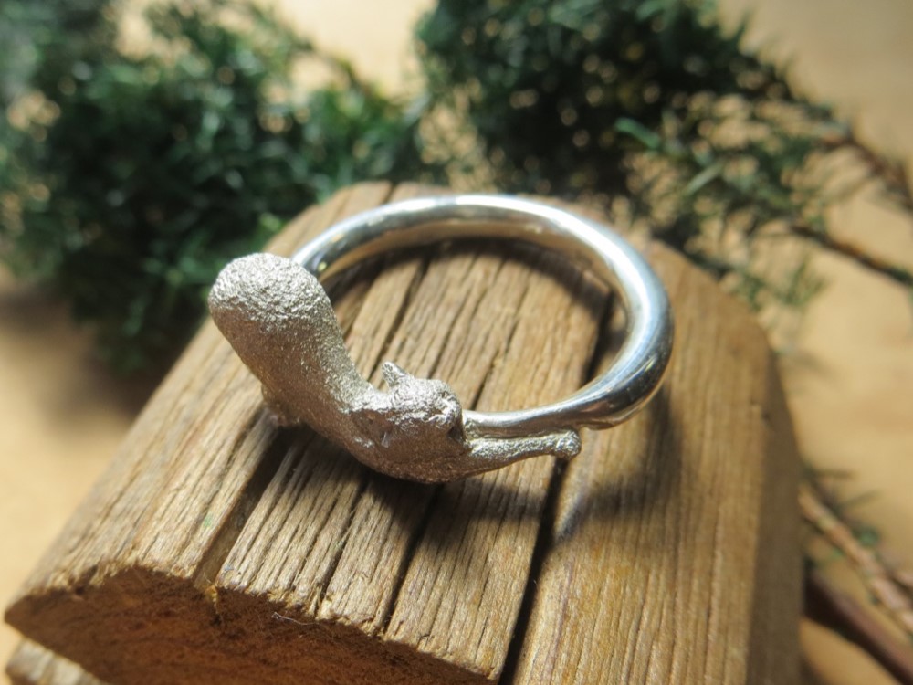 <<指輪　猫の伸び（大）１７～３０号>>　シルバー　ネコ　銀　白　ねこ