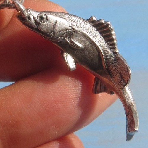 お魚シルバー シーバスペンダント>> スズキ 釣り 鱸 すずき