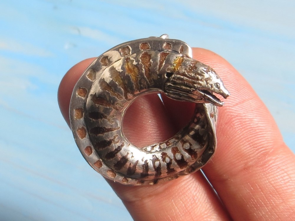 <<うつぼペンダント　銀　七宝焼き>>めがねホルダー　ウツボ　打保　釣り　ダイビング