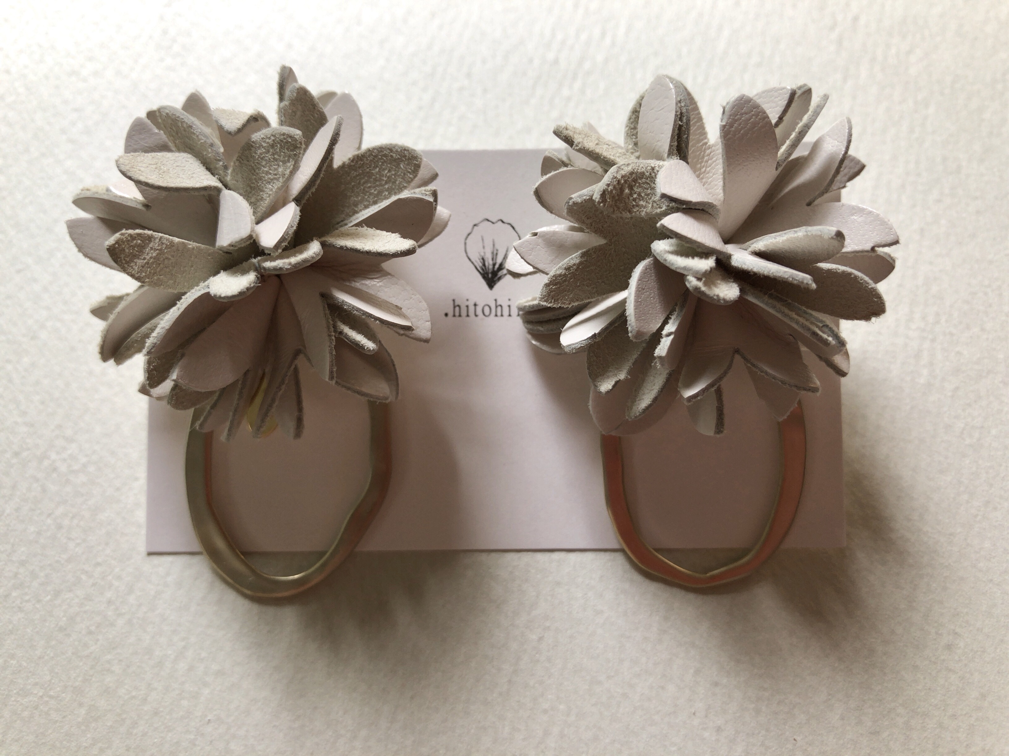 ボリュームフラワー　イヤリング　ホワイト