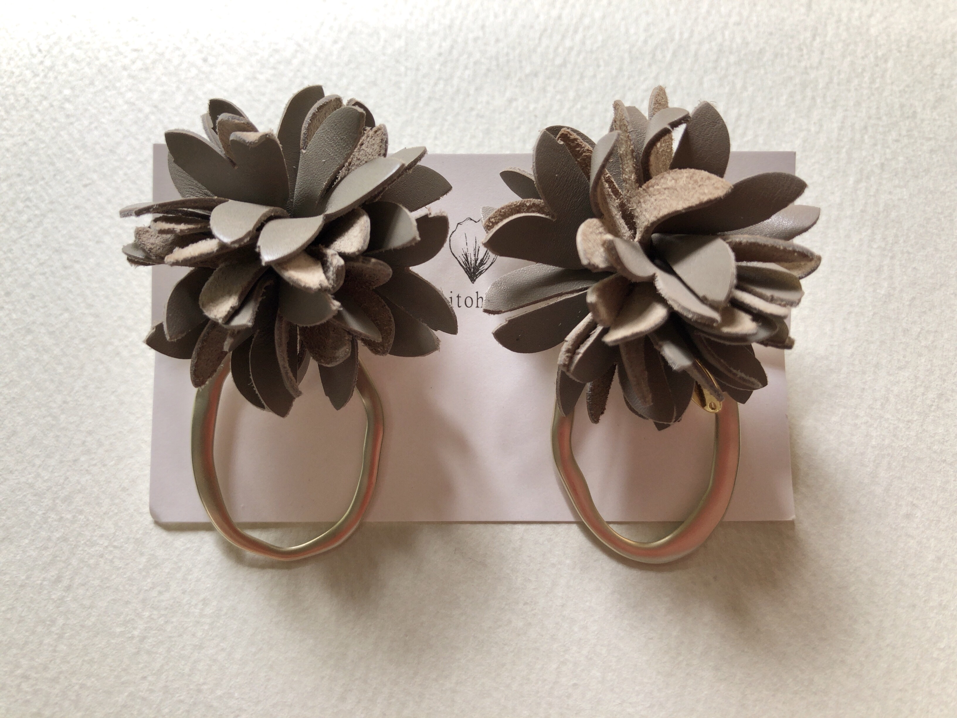 ボリュームフラワー　イヤリング　グレージュ